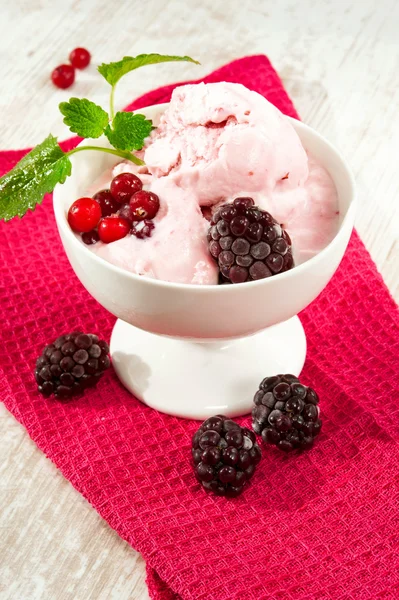 Pink colored cranberry fruit ice-cream. Indoors. Closeup. — Stock Photo, Image