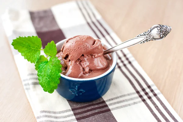 Chocolate ice-cream in porcelain bowl. Closeup. — Stock Photo, Image