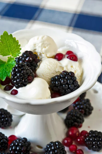 Weißes Vanilleeis mit Beeren und Minze. karierte Tischplatte — Stockfoto