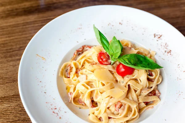 Krema sos ve pastırma ile Fettuccine makarna. Kapalı portre.