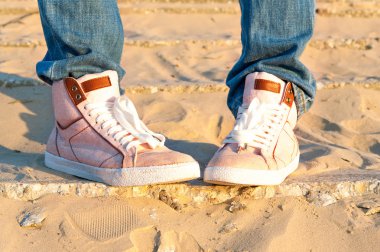 genç kız pembe kot moda modern ayakkabılar. açık havada.