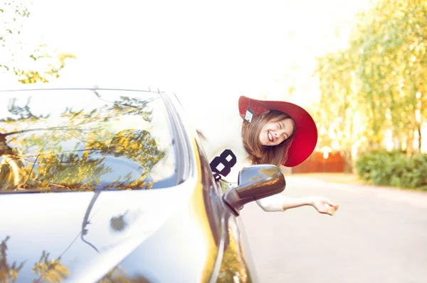 Glückliche unbeschwerte Kindheit. positiv lachendes, verspieltes Mädchen in Rot — Stockfoto