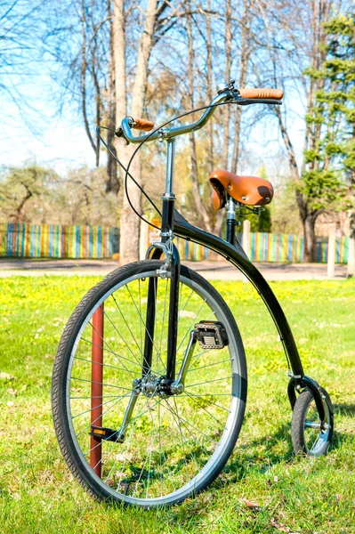 Retro, bicicleta de estilo antigo no ensolarado parque verde primavera . — Fotografia de Stock