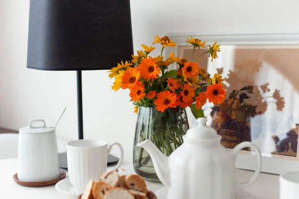 Runt Bord För Morgon Färskt Med Vit Duk Och Blommor — Stockfoto