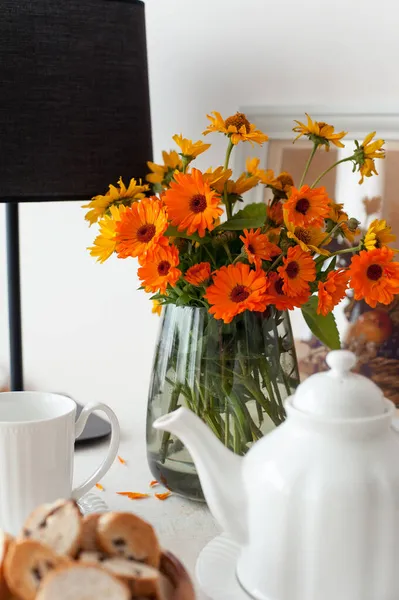 Table Serving Morning Fresh Tea White Tablecloth Flowers Bouquet Set — Stock Photo, Image