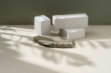 Arka plan, bir palmiye ağacının pastel yeşil arka plan gölgesinde taş podyum. Ürün tanıtımı. Kozmetik güzellik kaidesi.