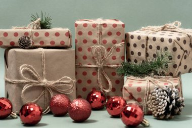 Noel hediyelerinden çerçeve, yeni yıl ağacı, yeşil arka planda oyuncaklar. Noel kompozisyonu