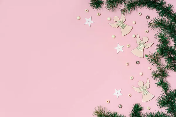 Fundo Decoração Natal Colorido Fundo Rosa Bolas Brilhantes Uma Árvore — Fotografia de Stock