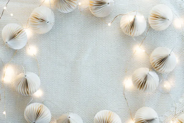Brinquedos de árvore de Natal ecológicos na moda feitos de papel, guirlanda de Ano Novo em um fundo de tecido de lã de cordeiro. Eco amigável fundo de Natal. — Fotografia de Stock