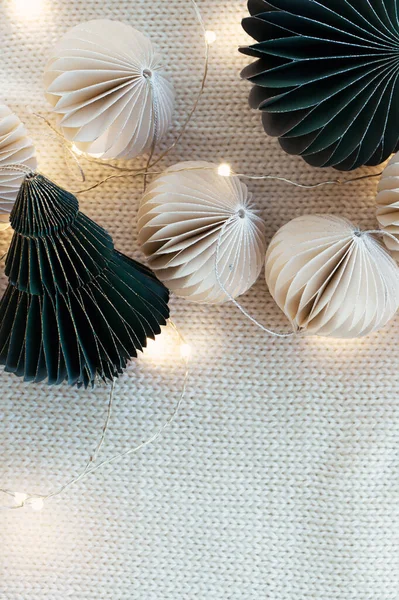 Brinquedos de árvore de Natal ecológicos na moda feitos de papel, guirlanda de Ano Novo em um fundo de tecido de lã de cordeiro. Eco amigável fundo de Natal. — Fotografia de Stock