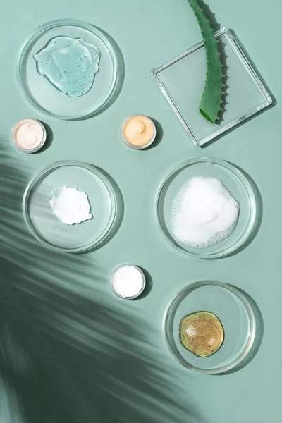 Kosmetikprodukte Peeling Gesichtsserum Und Gel Vielen Petrischalen Auf Grünem Hintergrund — Stockfoto