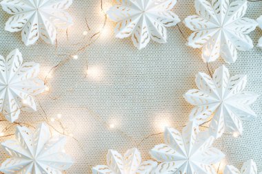 Kağıttan yapılmış çevre dostu Noel oyuncakları, kuzu tüyü arka planda yeni yıl çelenkleri. Çevre dostu Noel geçmişi.