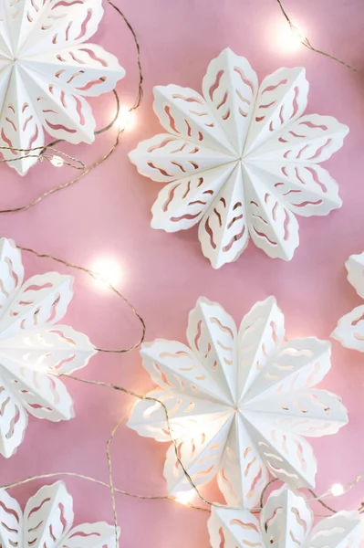 Modieuze Eco Vriendelijke Kerstboom Speelgoed Gemaakt Van Papier Kerstslinger Een — Stockfoto