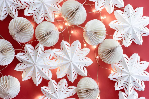 Brinquedos de árvore de Natal ecológicos na moda feitos de papel, guirlanda de Natal em um fundo vermelho. Eco-friendly brilhante fundo de Natal — Fotografia de Stock