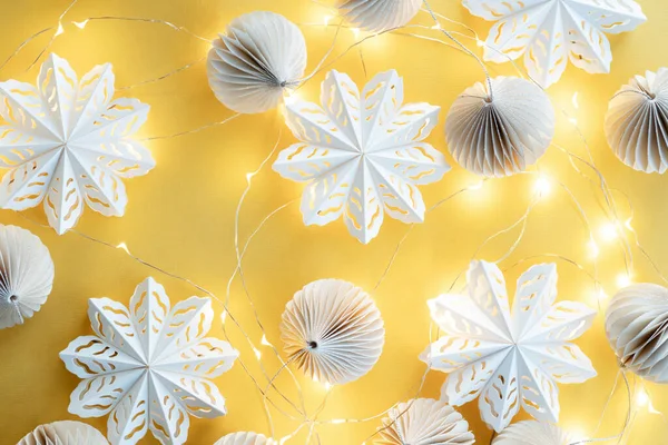 Kerstballen Gemaakt Van Papier Een Lichtgevende Bloemenslinger Met Veel Lichtjes — Stockfoto