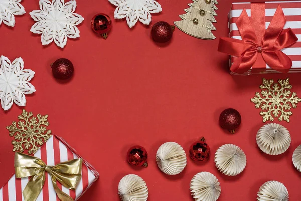 Decorações Brilhantes Coloridas Natal Presentes Com Fitas Vermelhas Decorações Festivas — Fotografia de Stock