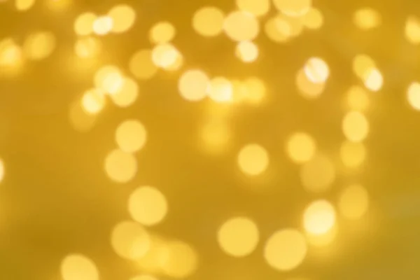 Rozostřené Žluté Pozadí Slavnostní Vánoční Pozadí Zářící Věnce Mnoha Světly — Stock fotografie