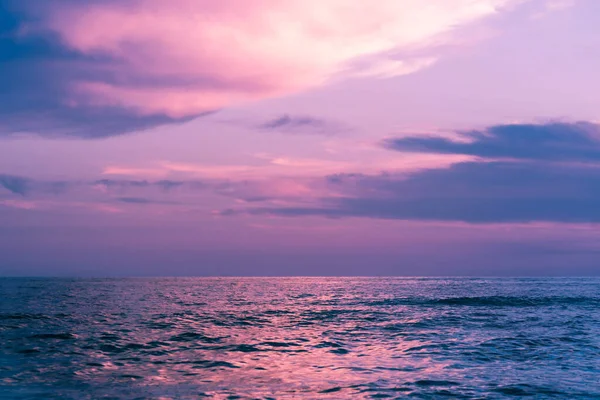 Güneşle yaz seyahati için güzel deniz arka planı gökyüzü ve bulutlar. Yaz havası, güneş sahili kavramı.