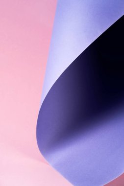 Birkaç kağıt katmanından soyut geometrik kağıt arkaplanı. Modaya uygun mor ve pembe. Renk Gösterisi 2022.