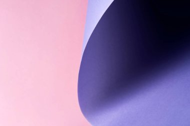 Birkaç kağıt katmanından soyut geometrik kağıt arkaplanı. Modaya uygun mor ve pembe. Renk Gösterisi 2022.