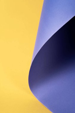 Birkaç kağıt katmanından soyut geometrik kağıt arkaplanı. Modaya uygun mor ve pembe. Renk Gösterisi 2022.