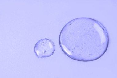 Sıvı jel ya da bir damla serum. Jel ve kozmetik doku. Sıvı şeffaf jel damlaları.