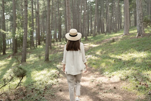Vista Posteriore Una Giovane Donna Che Cammina Una Foresta Estiva — Foto Stock