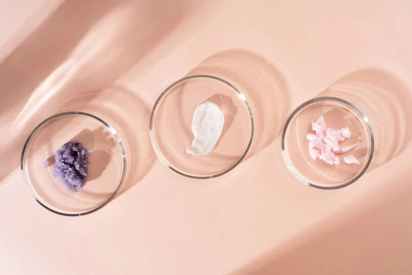 Kosmetikprodukte Peeling Gesichtsserum Und Gel Vielen Petrischalen Auf Pastellbeigem Hintergrund — Stockfoto