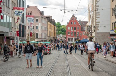 Wurzburg, Bavyera / Almanya - 05.21.2022: Almanya 'da yürüyen insanlar 
