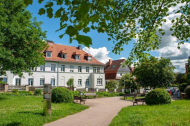 Idstein, Hessn / Hessen - 05.25.2022: Almanya 'nın Idstein kenti. Yürüyen şehirde eski binalar