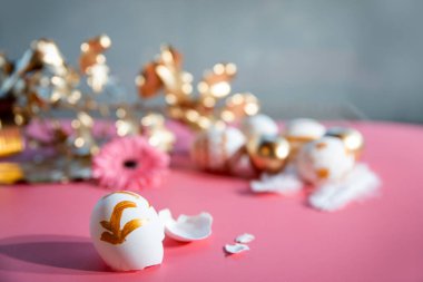 Altın-beyaz Paskalya dekoratif yumurtaları ve tatil etkinliği için parlak masa ayarı.