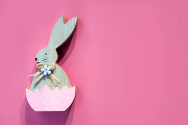 Arka planda papatya çiçeği olan ahşap tavşan. Soyut Paskalya Tatili kompozisyonu. Düz yatıyordu, üst görüntüde. Metin için alanı kopyala.