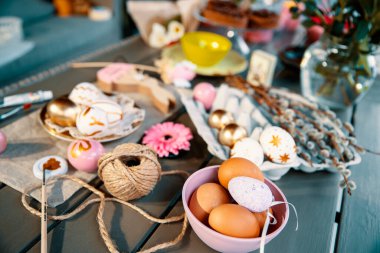 Paskalya Bayramı için el yapımı el yapımı hazırlık. Yumurta boyamak ve dekorasyon yapmak. Üst düz görünüm