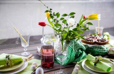 Beyaz Paskalya yumurtası ve tatlı yiyeceği, yakın plan. Çikolatalı kek, yumurta, tatlı ve Paskalya başlayabilir.