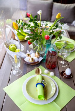 Beyaz Paskalya yumurtası ve tatlı yiyeceği, yakın plan. Çikolatalı kek, yumurta, tatlı ve Paskalya başlayabilir.