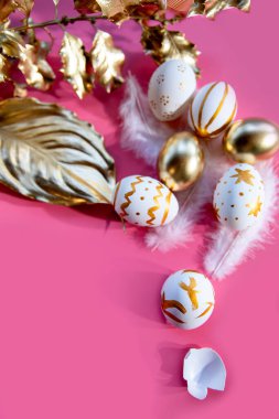 Pembe arka planda Paskalya beyaz yumurta süslemesi. Dekoratif Düz Tebrik Kartı Bayram Konsepti. Uzayı kopyala Dikey resim