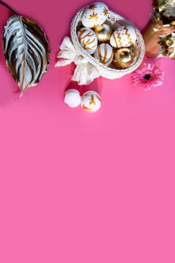 Pembe arka planda Paskalya beyaz yumurta süslemesi. Dekoratif Düz Tebrik Kartı Bayram Konsepti. Uzayı kopyala Dikey resim