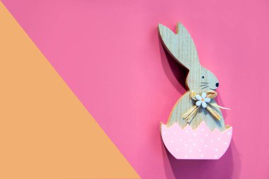 Arka planda papatya çiçeği olan ahşap tavşan. Soyut Paskalya Tatili kompozisyonu. Düz yatıyordu, üst görüntüde. Metin için alanı kopyala.