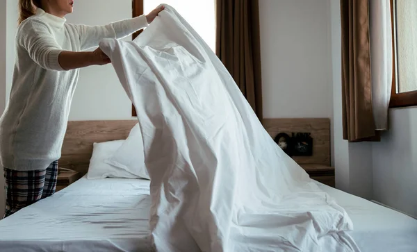 Жінка Робить Ліжко Спальні Покоївка Прибирання Безладної Постільної Білизни Готелі — стокове фото