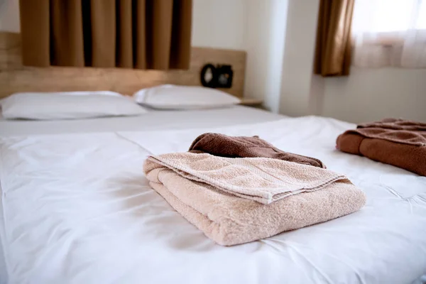 Czysta Przestronna Sypialnia Brązowymi Ręcznikami Białymi Pościelami Gotowa Dla Gości — Zdjęcie stockowe