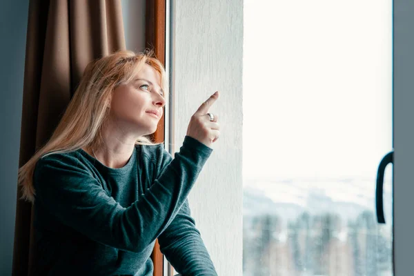 Tankeväckande Söt Blond Kvinna Pyjamas Sitter Fönsterbrädan Ser Genom Fönstret — Stockfoto