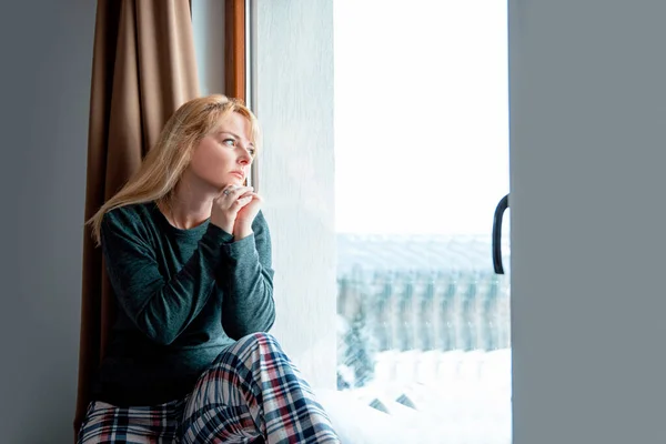 Tankeväckande Söt Blond Kvinna Pyjamas Sitter Fönsterbrädan Ser Genom Fönstret — Stockfoto