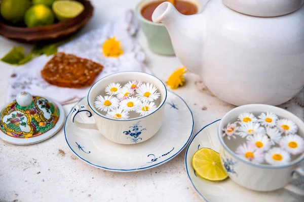 Verse Kamille Bloemen Thee Witte Retro Kopjes Met Gezonde Hele — Stockfoto