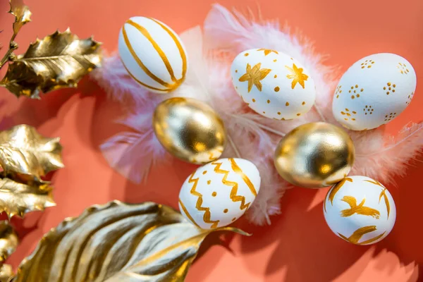 Złote Białe Wielkanocne Jaja Dekoracyjne Lśniące Nakrycie Stołu Imprezę Wakacyjną — Zdjęcie stockowe
