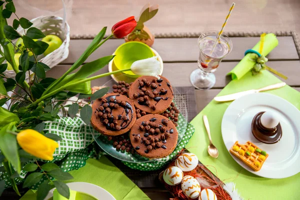 Bianco Oro Dipinto Uova Pasqua Cibo Dessert Sul Tavolo Vicino — Foto Stock