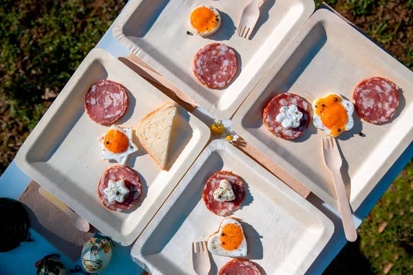 Das Frühstück Wird Auf Biologisch Abbaubaren Umweltfreundlichen Bambustellern Mit Holzbesteck — Stockfoto