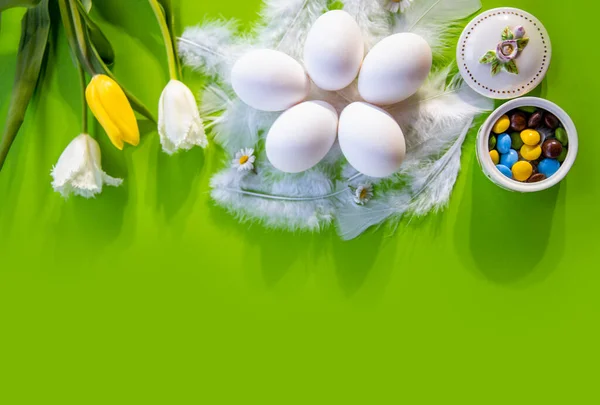 Białe Jaja Kurze Koszyku Kwiaty Tulipana Zielonym Tle Leżał Płasko — Zdjęcie stockowe