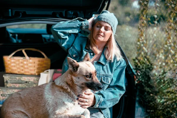 Женщина Путешественница Собакой Сидит Багажнике Машины Отдых Время Путешествия — стоковое фото