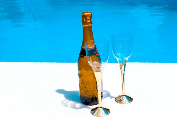 Bouteille Champagne Avec Deux Verres Flûte Bord Piscine Blanche Célébration — Photo