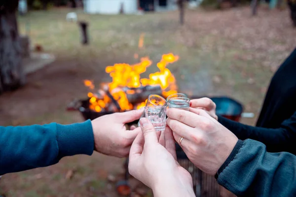 Gehakt Beeld Van Geroosterde Handen Met Wodka Shots Vrienden Drinken — Stockfoto